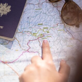 Célia, travel planner, en train de créer un itinéraire sur mesure