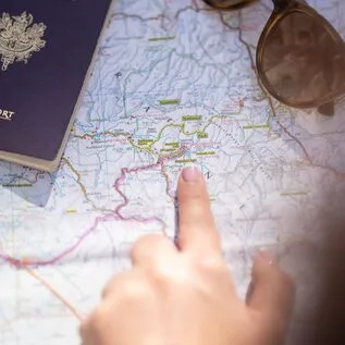 Célia, travel planner, en train de créer un itinéraire sur mesure